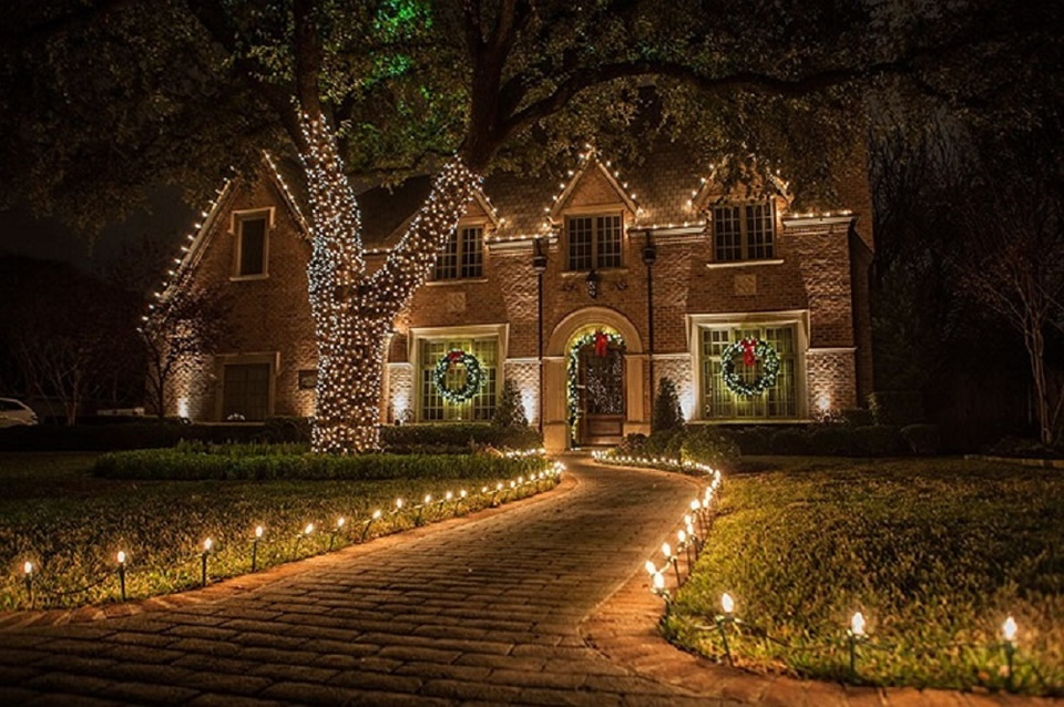 Christmas-Lights-for-sidewalk-and-house